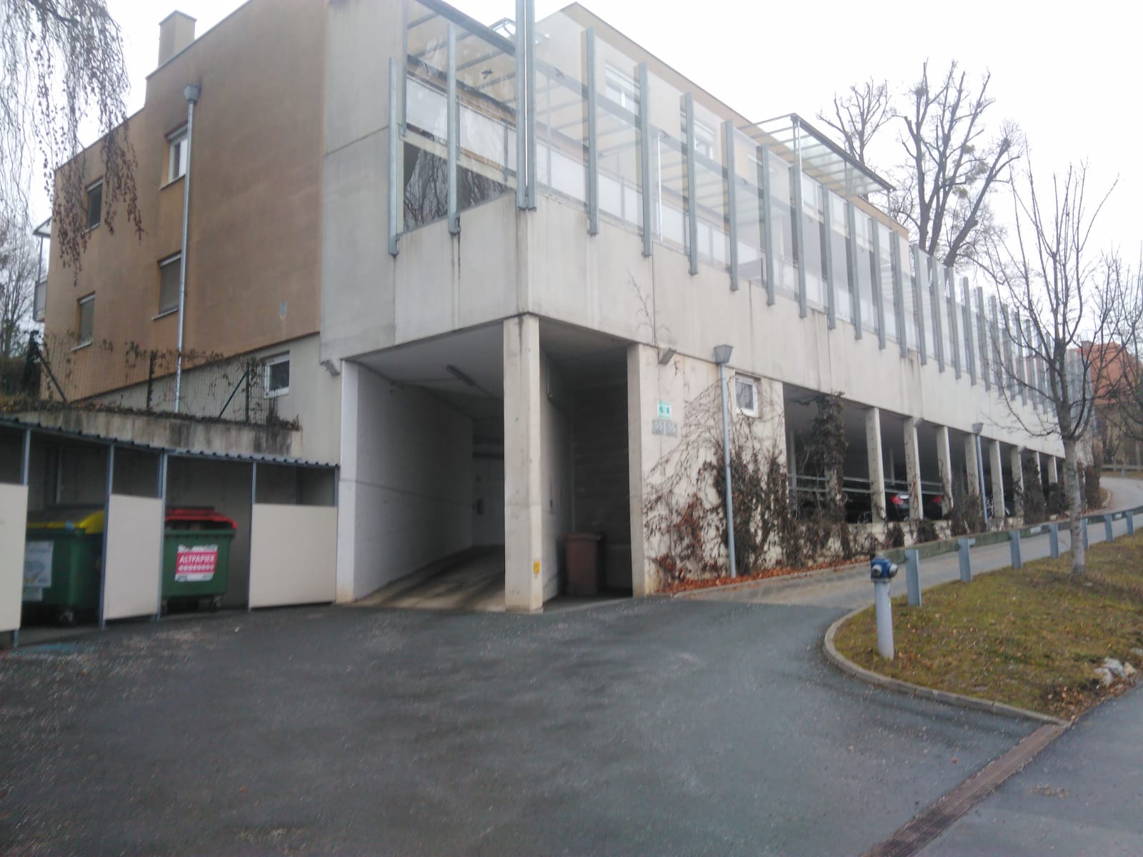 Parkplatz in halboffener Tiefgarage