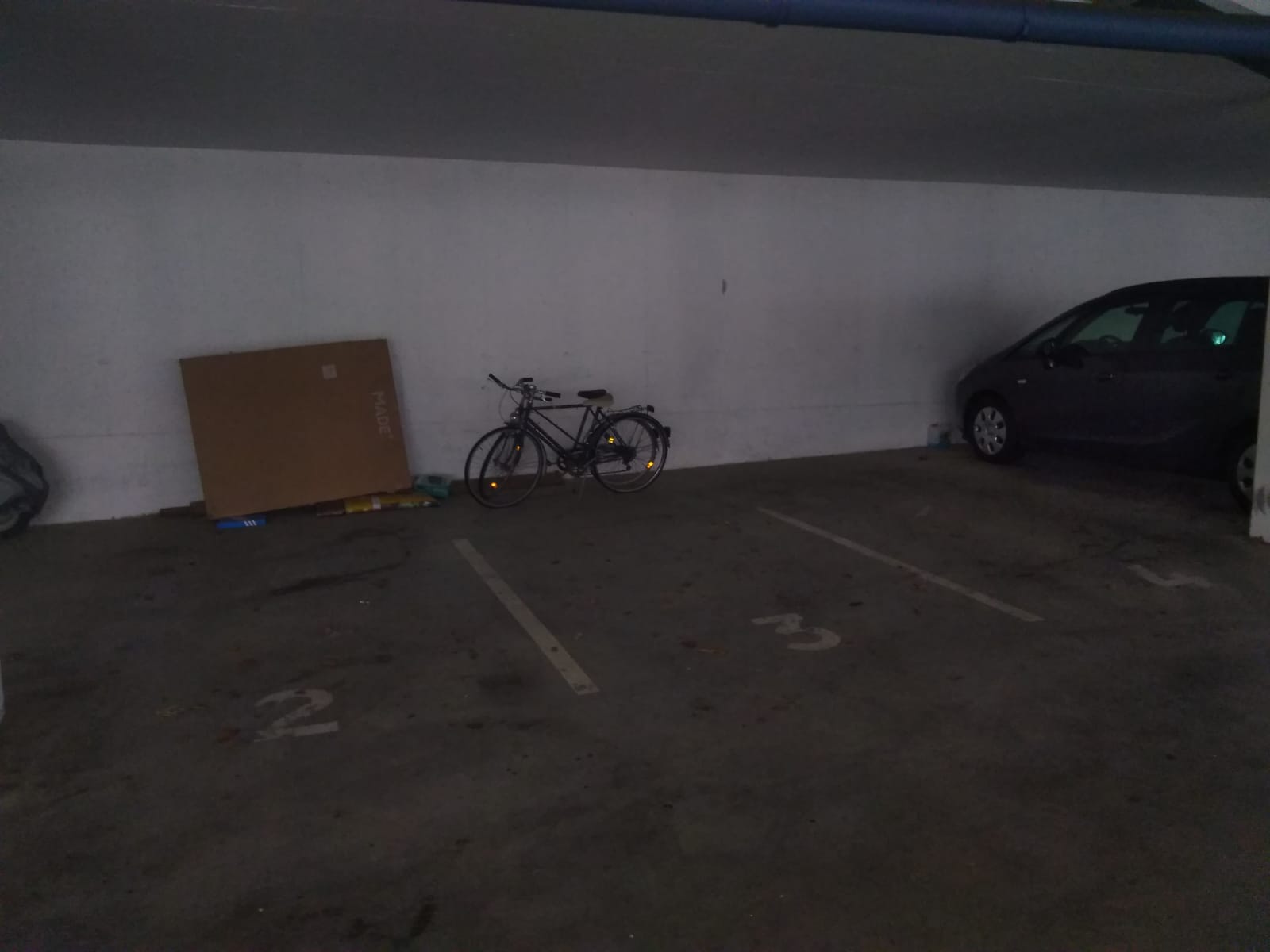 Parkplatz in halboffener Tiefgarage – Bild 2