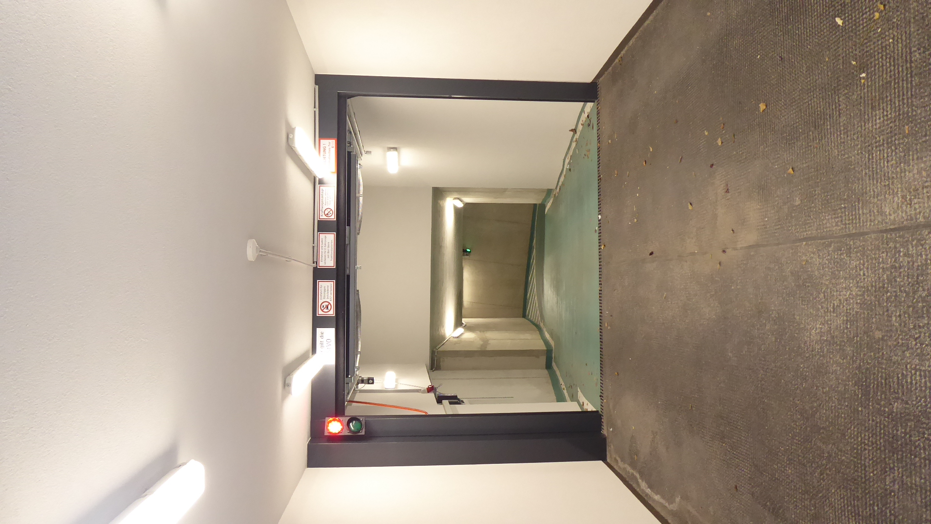 Neuwertiger KFZ-Stellplatz - ohne Höhenbeschränkung, inkl Stromanschluss