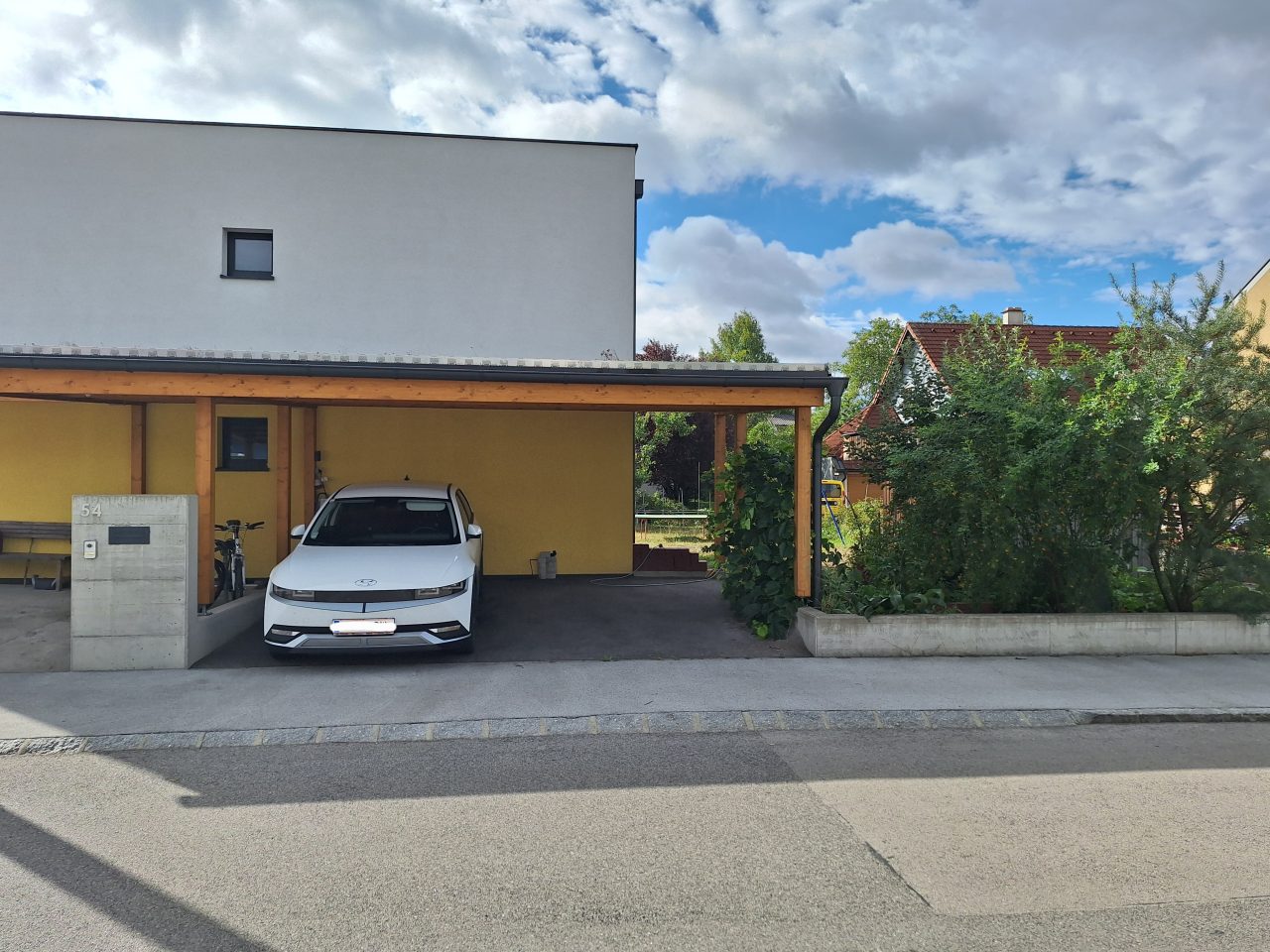 Carport Platz mit Lademöglichkeit – Bild 1